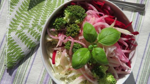 min-diaetists-roedbede-glaskaalssalat-med-spidskaal-og-broccoli-og-urtecreme-thumbnail
