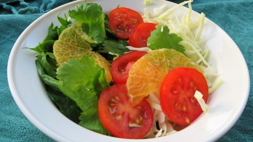 min-diaetists-spinat-kaalsalat-med-tomat-og-klementin-og-sur-soedmarinade-med-ingefaer-thumbnail