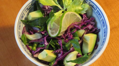 min-diaetists-salat-af-roedkaal-bladselleri-og-spinat-med-avocado-og-tomat-lime-hvidloegsmarinade-thumbnail