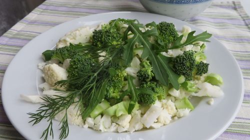 min-diaetists-blomkaals-broccolisalat-med-rucola-og-dilddressing-thumbnail