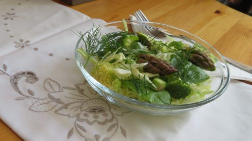 min-diaetists-spidskaalssalat-med-spinat-peberfrugt-asparges-broccoli-og-dild-thumbnail